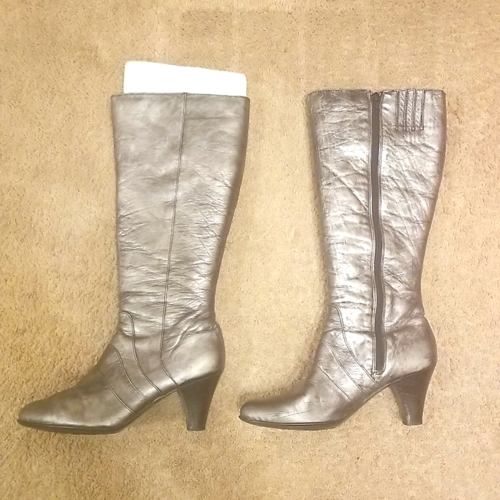 Size 10 Born leather pewter round toe boot 2' heel with side zipper gently used